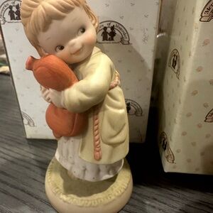 Enesco Memories Of Yesterday We All Loves A Cuddle 1990 Girl Figurine